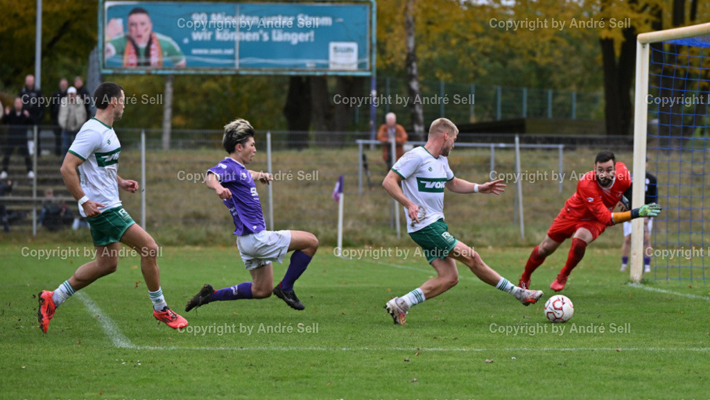 VfR Neumünster vs PSV Neumünster | Rin Yoshimatsu (VfR #2) &amp; Christopher Newe (VfR #25) / Tim Möller (PSV #21) &amp; Nils Drauschke (PSV #8 trifft hier per Elfmeternachschuss zum 3-2) - Fußball-Oberliga Männer 2024/2025 / VfR Neumünster vs PSV Neumünster / VfR-Stadion / Neumünster / 20.10.24 - Realisiert mit Pictrs.com