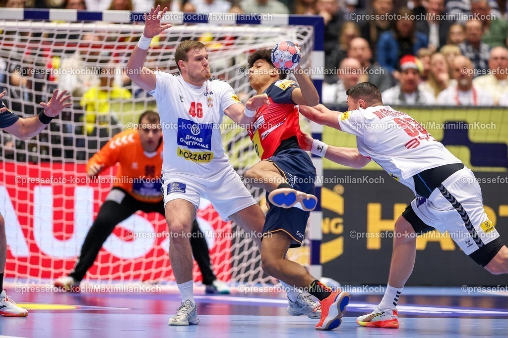 EHF15012601031 | 15.01.2026, Handball, Men's EHF EURO 2026, Spanien - Serbien, Jyske Bank Boxen in Herning, Dänemark, Preliminary Round:  Dragan Pechmalbec (Serbien #46) und  Mijajlo Marsenic (Serbien #93) im Zweikampf gegen   Marcos Fis Ballester (Espania #22) 