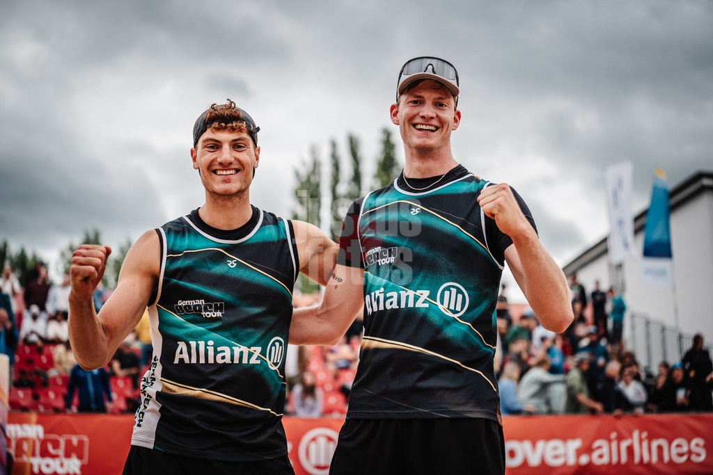 Beachvolleyball | Männer | Allianz German Beach Tour 2025 | Tourstop Berlin | 22.08.2025 | v.l. Max Just und Philipp Huster jubeln nach dem Sieg