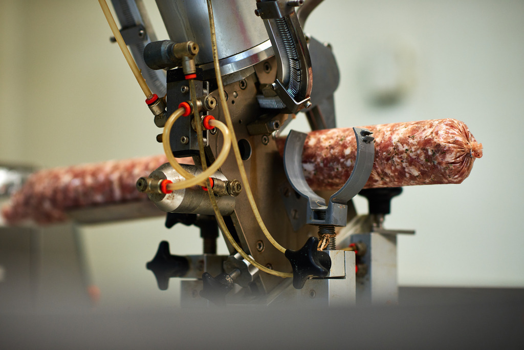 Fleischerei Dormayer | Langenzersdorf, Austria - February 12, 2019: Fleischerei Dormayer; abgefüllte Wurst aus der Wurstfüllmaschine. - Realisiert mit Pictrs.com