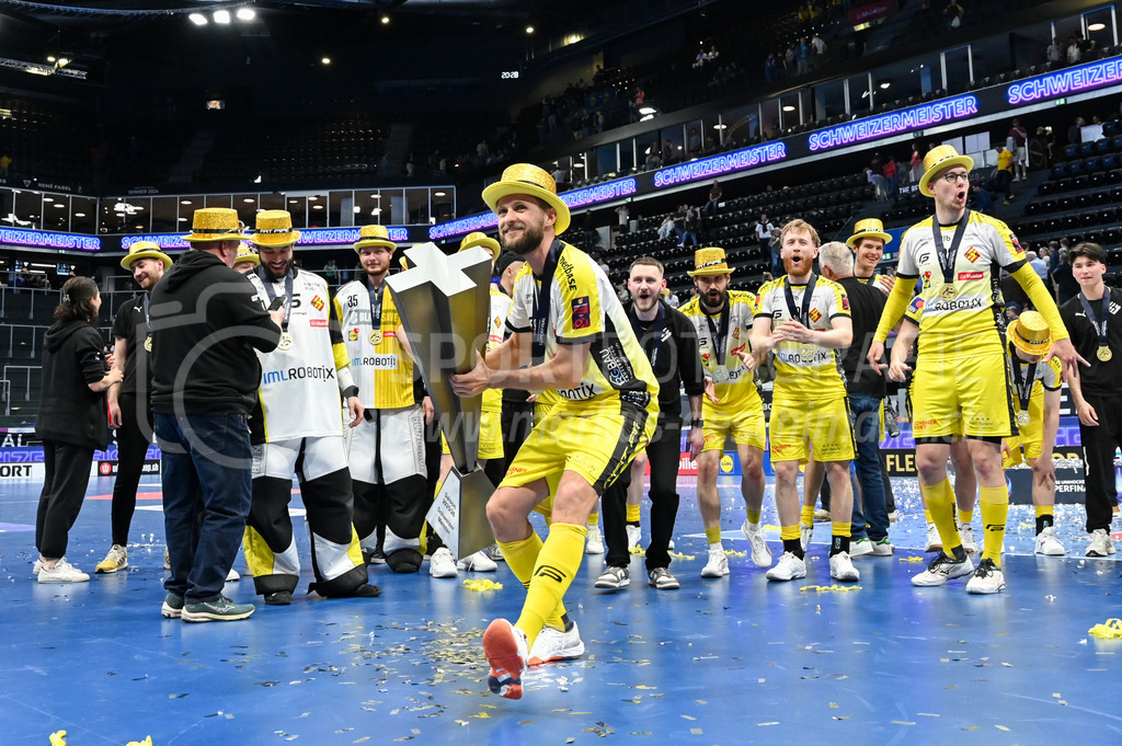 Zug United - HC Rychenberg - 25. April 2026 | Johan Larsson (#5 HC Rychenberg Winterthur) mit dem Pokal am L-UPL Superfinal-Spiel zwischen Zug United und HC Rychenberg am 25. April 2026 in der BCF Arena, Fribourg, Schweiz.Bild: Sportfotografie Markus Aeschimann | www.markus-aeschimann.ch - Realisiert mit Pictrs.com