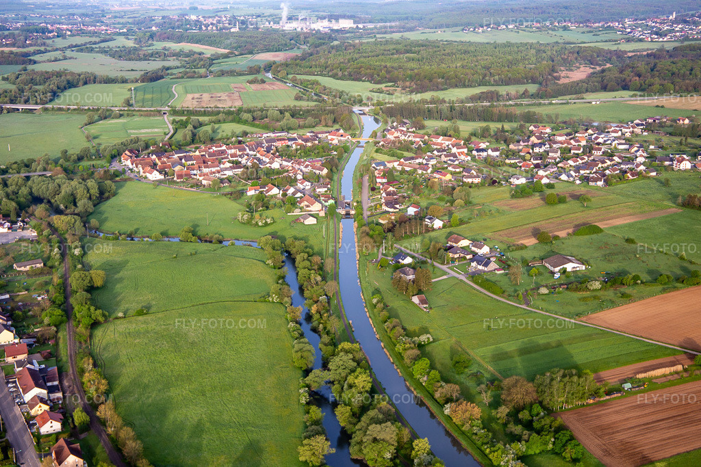 Aerial view: Ecluse N°21 on the Canal des Houillères de la Sarre from the northeast in Herbitzheim in the state Bas-Rhin, France.Photo: IMG_140542.jpg taken on 05/01/2024 by Werner Riehm/FLY-FOTO.comResolution of the original: 5472 x 3648 px