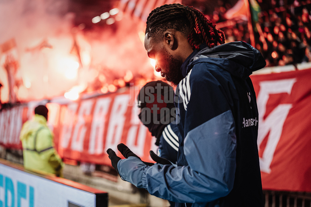 Fußball | Männer | Saison 2025/2026  | Fußball-Bundesliga | 19. Spieltag | FC St. Pauli vs. Hamburger SV | 23.01.2026 | Jordan Torunarigha (#25, HSV) auf dem Weg zum Aufwärmen mit einem Gebet