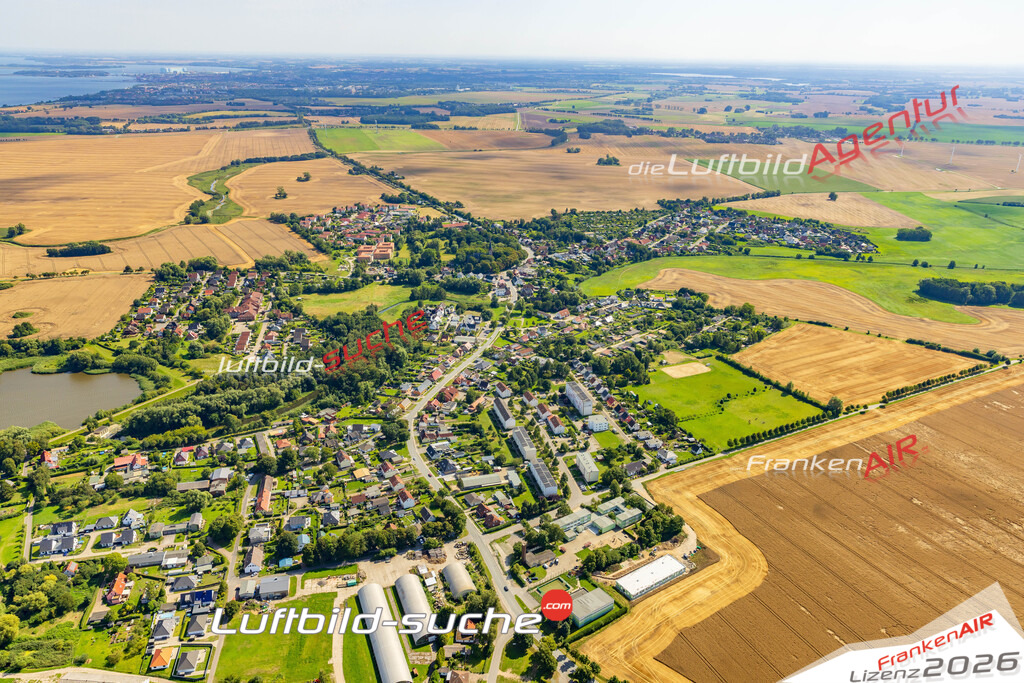 Neue Luftbildaufnahme der Stadt Prohn - Das Luftbild wurde 2025 vom UL-Flugzeug heraus erstellt ( keine Drohnenaufnahme ) - Hochauflösende Luftaufnahme - für Wandbilder und großformatige Ausdrucke geeignet. Das besondere Geschenk!Hier alle&nbsp;Infos zur Lizenzierung der LuftaufnahmeWir fliegen auch dieses Jahr wieder in Ihre Region um Luftbilder zu erstellen.- Luftbild anfragen
