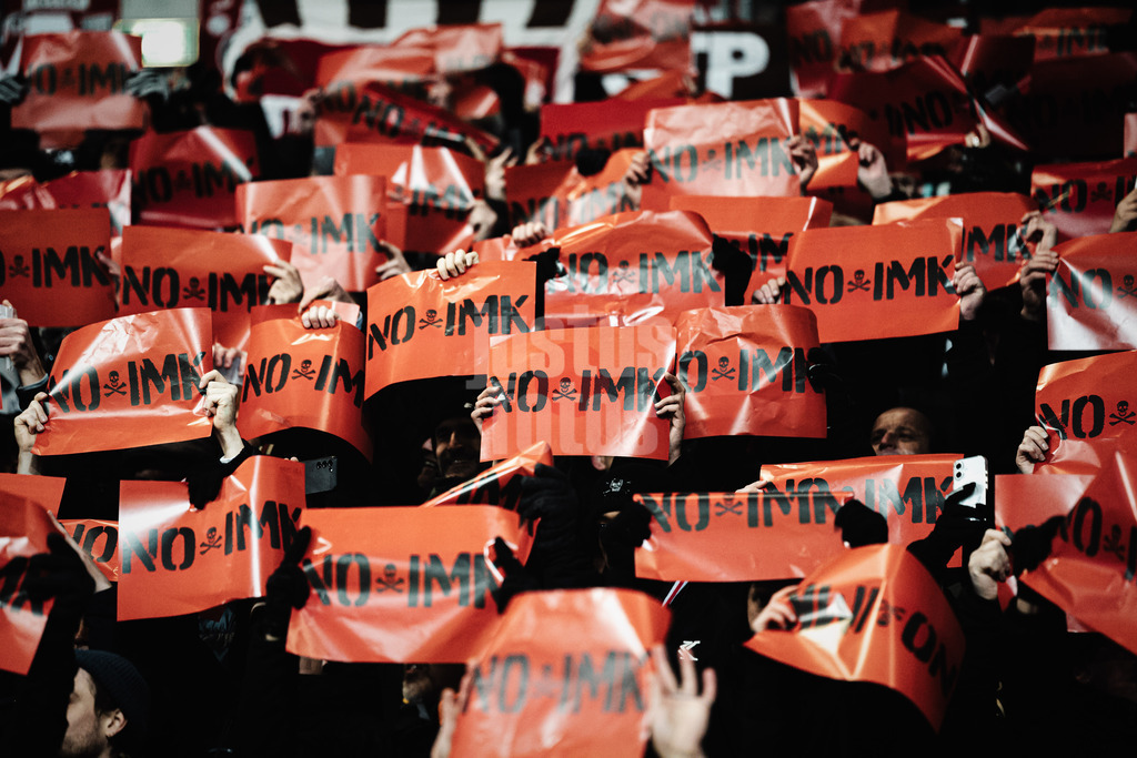 Fußball | Männer | Saison 2025/2026  | Fußball-Bundesliga | 11. Spieltag | FC St. Pauli vs. 1. FC Union Berlin | 23.11.2025 | auf den Tribünen werden Schilder mit no IMK hochgehalten No International Migration Conference gegen Internationale Migrationskonferenz