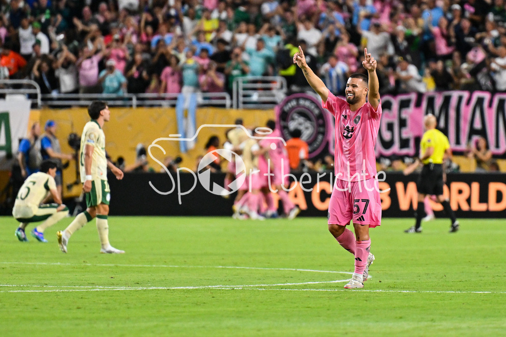 Inter Miami CF - Palmeiras Sao Paulo | Jubel der Hausherren nach dem Treffer zum 2-0 durch Luis SUAREZ (Inter Miami 9) / Tor / Torschuetze / Freude / Happy / FIFA Club World Cup: Inter Miami CF - Palmeiras Sao Paulo, Hard Rock Stadium am 23.06.2025 / NOT FOR SALE IN USA / Marcelo WEIGANDT (Inter Miami 57)
