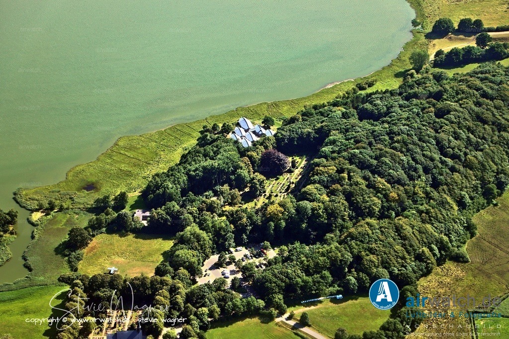 Haithabu - Die Siedlung wurde im 11. Jahrhundert aufgegeben - Luftbild | Die Siedlung wurde im 11. Jahrhundert aufgegeben und 1066 endgültig zerstört, woraufhin sich das Handelszentrum nach Schleswig verlagerte. Seit 2018 zählen die Wikingerstätte Haithabu und das Danewerk gemeinsam zum UNESCO-Weltkulturerbe.