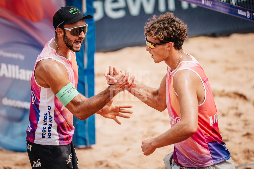 Beachvolleyball | Männer | Allianz German Beach Tour 2025 | Tourstop München | 04.07.2025 | v.l. Kim Huber und Hennes Nissen jubeln