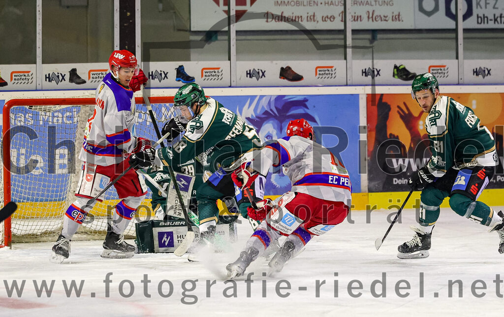 2025-11-30_155_TSV_Erding_gegen_EC_Peiting | Erding, Deutschland, 30.11.2025:Eishockey, Oberliga Süd 2025 / 2026, 22. Spieltag, TSV Erding gegen EC Peiting, Endergebnis: 5:1Torwart Leon Meder (Erding Gladiators, #39), Paul Pfenninger (Erding Gladiators, #58), Maximilian Forster (Erding Gladiators, #81)Foto: Christian Riedel / fotografie-riedel.net