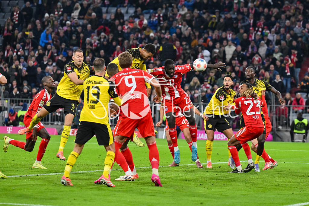 FC Bayern München - Borussia Dortmund | mUNICH, GERMANY - header by Felix NMECHA (Borussia Dortmund 8)  during the bundesliga match between FC Bayern Munich vs. Borussia Dortmund on matchday 7 at Allianz Arena on October 18, 2025 in Munich, Germany / DFL REGULATIONS PROHIBIT ANY USE OF PHOTOGRAPHS AS IMAGE SEQUENCES AND/OR QUASI-VIDEO