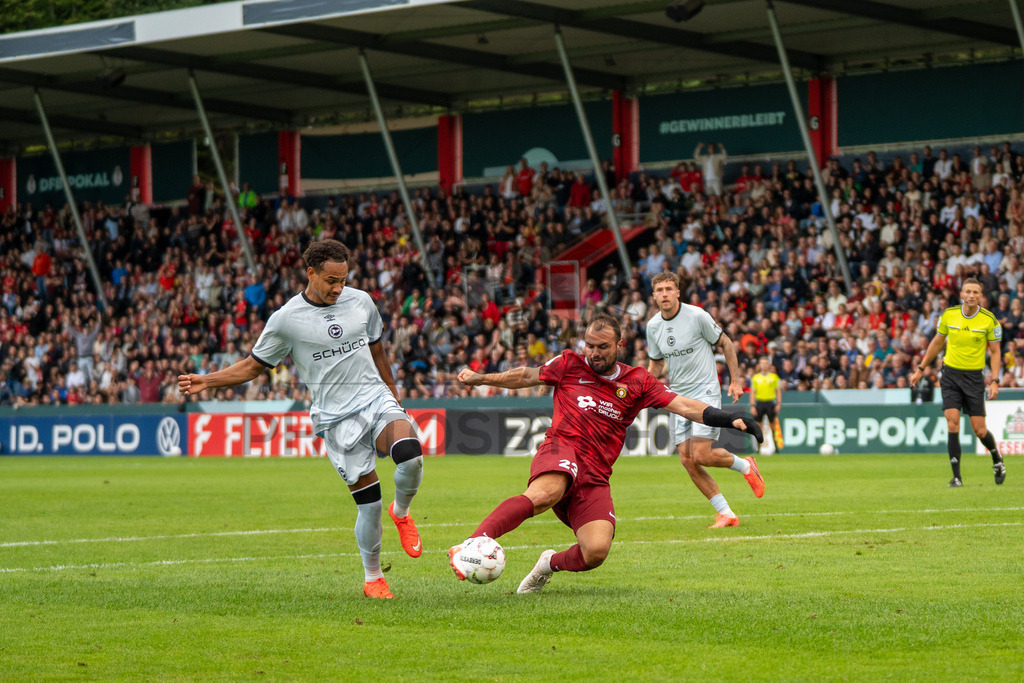 SG Sonnenhof Großaspach vs. Arminia Bielefeld, Fussball, DFB-Pokal, 1. Runde, 22.08.2026 | Torchance durch Fabian Eisele (SG Sonnenhof Großaspach, #23),SG Sonnenhof Großaspach vs. Arminia Bielefeld, Fussball, DFB-Pokal, 1. Runde, 22.08.2026,DFB regulations prohibit any use of photographs as image sequences and/or quasi-video