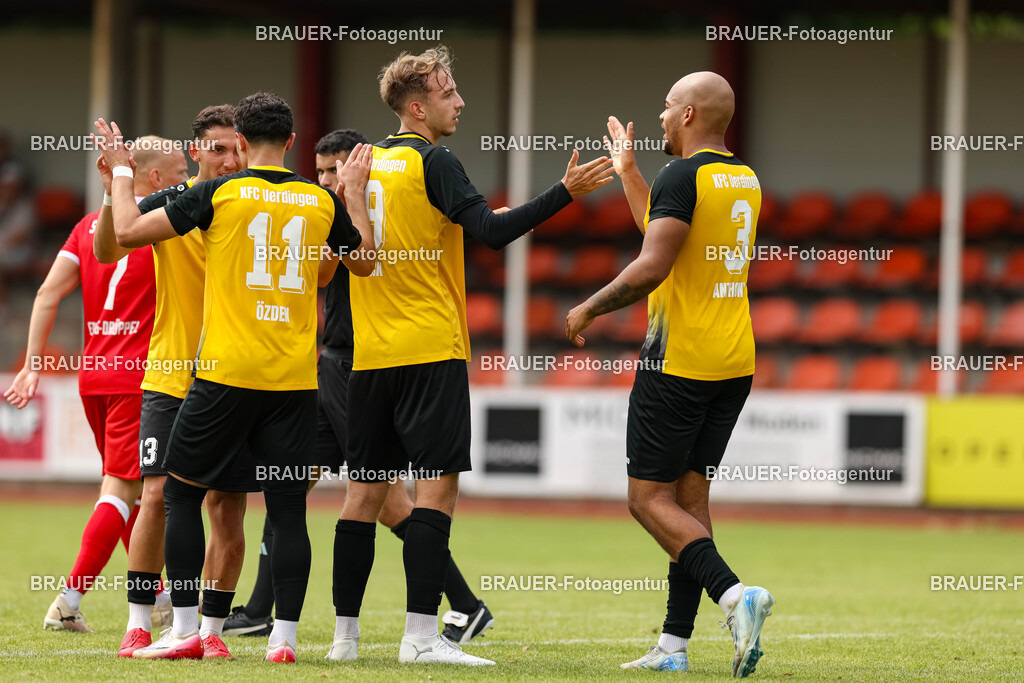 1_SVSKFC_20250726_0508.JPG -  - SV Schermbeck - KFC Uerdingen  - Testspiel | Schermbeck, Deutschland, 26.07.25: Etienne-Noel Reck (KFC Uerdingen) Torjubel, jubelt mit seiner Mannschaft nach dem Treffer zum 0:2 während des Testspiel Spiels zwischen SV Schermbeck - KFC Uerdingen  in der Volksbank Arena am 26. July 2025 in Schermbeck, Deutschland. (Foto von Stefan Brauer/Brauer-Fotoagentur)