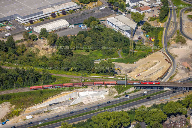 Herne240803502 | Luftbild, Großbaustelle Autobahnkreuz Herne, D-Zug Güterzug auf der Eisenbahnbrücke über die Autobahn A42, Baukau-West, Herne, Ruhrgebiet, Nordrhein-Westfalen, Deutschland