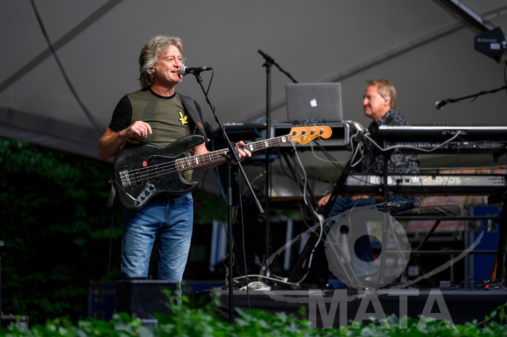 _DWI2406 | Craig Fletcher von John Lees' Barclay James Harvest live bei einem Konzert in Serenadenhof Nürnberg, 01.07.2023 - Realisiert mit Pictrs.com