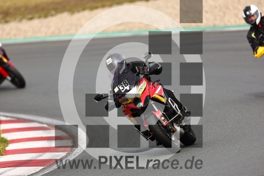 0038-20240909_02370 | Schöne Erinnerungen an spannende Momente - das festzuhalten ist unser Job. PIXELrace.de ist seit 2003 auf den Rennstrecken Europas unterwegs um die Action draußen beim Fahren und die wunderbare Stimmung imm Fahrerlager für euch einzufangen.