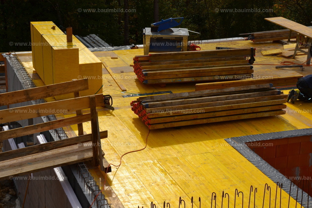 Deckenschalung | Mit gelben Schalungsplatten eingeschalte Geschoßdecke, darauf Schalmaterial