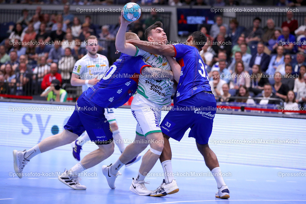 Due1HBL04052301030 | 04.05.2023, Handball, Düsseldorf, Mitsubishi Electric Halle, Liqui Moly Handball Bundesliga, Saison 2022 2023, Bergischer HC - SC DHFK Leipzig: Matej Klima von SC DHFK Leipzig wird von Tom Kare Nikolaisen und Djibril M Bengue von Bergischer HC festgemacht