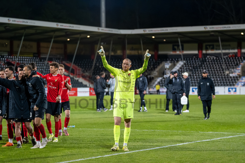 SG Sonnenhof Großaspach vs. SGV Freiberg, Fussball, Regionalliga Suedwest, 30. Spieltag, 22.04.2026 | Maximilian Reule (SG Sonnenhof Großaspach, #01) feiert den Sieg,SG Sonnenhof Großaspach vs. SGV Freiberg, Fussball, Regionalliga Suedwest, 30. Spieltag, 22.04.2026