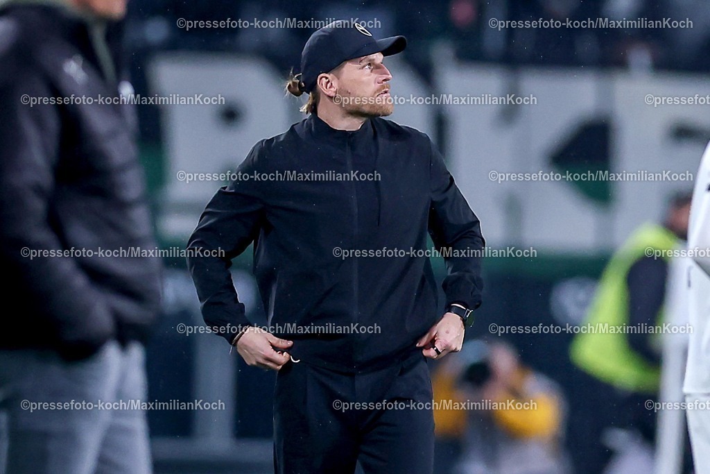 BMG13032601049 | 13.03.2026, Fußball, Borussia Mönchengladbach - FC St. Pauli, 1. Fußball Bundesliga, 26.Spieltag, Borussia-Park, Saison 2025 2026: Cheftrainer Eugen Polanski (Borussia Mönchengladbach) gestikulierend am Spielfeldrand  blickt nach Oben  DFB regulations prohibit any use of photographs as image sequences and or quasi-video.