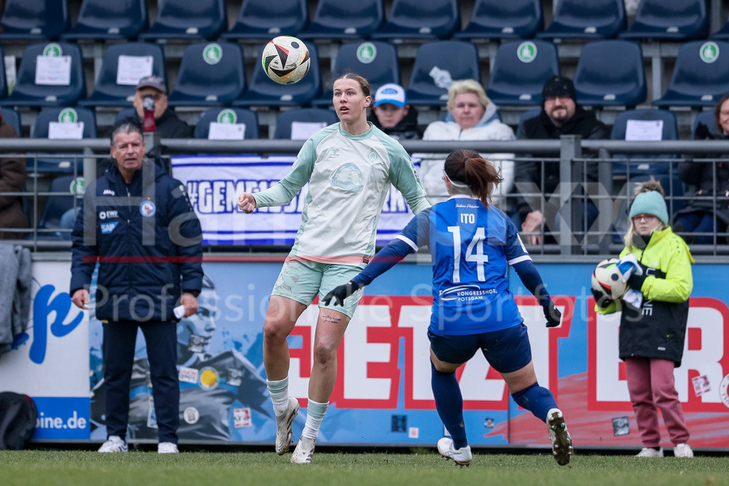 Fussball, Google Pixel Frauen-Bundesliga, 1. FFC Turbine Potsdam - SV Werder Bremen | v.li.: Larissa Mühlhaus (SV Werder Bremen, 7) und Sara Ito (1. FFC Turbine Potsdam, 14) im Zweikampf, Duell, Dynamik, Aktion, Action, Spielszene, DIE DFB-RICHTLINIEN UNTERSAGEN JEGLICHE NUTZUNG VON FOTOS ALS SEQUENZBILDER UND/ODER VIDEOÄHNLICHE FOTOSTRECKEN. DFB REGULATIONS PROHIBIT ANY USE OF PHOTOGRAPHS AS IMAGE SEQUENCES AND/OR QUASI-VIDEO.