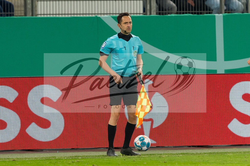 HSVSCF20220419_407 | Fussball, Herren: Referee assistent Markus Sinn schaut beim DFB-Pokal-Halbfinalspiel zwischen Hamburger SV und SC Freiburg im Volksparkstadion am 19.04.2022 in Hamburg, Deutschland.DFB / DFL REGULATIONS PROHIBIT ANY USE OF PHOTOGRAPHS AS IMAGE SEQUENCES AND/OR QUASI-VIDEO. - Realisiert mit Pictrs.com