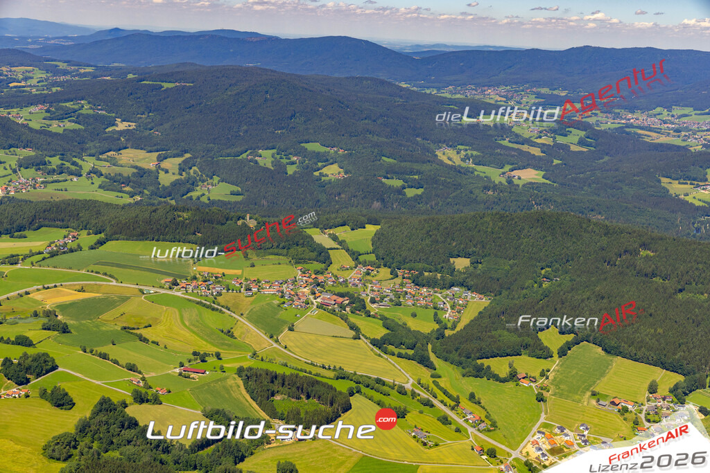 Die Luftaufnahme Altnußberg - Geiersthal wurde 2022 vom Flugzeug aus (keine Drohne) erstellt. Hohe Auflösung -für große Poster und Wandbilder geeignet - Garantiert!