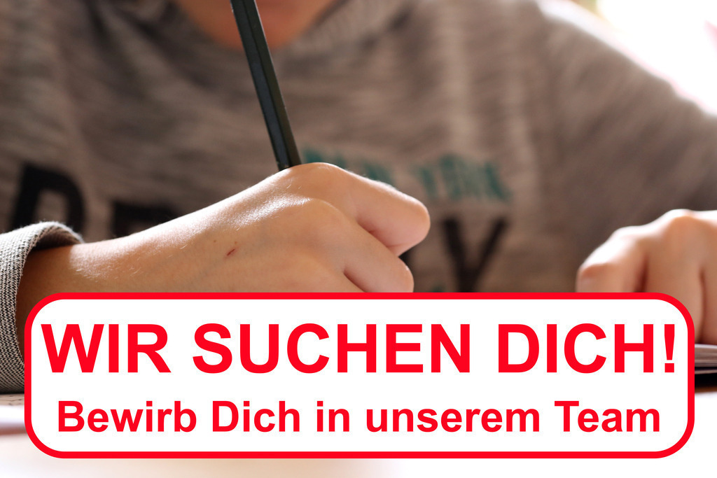 Lehrer:innen gesucht (Vorlage) | Wir suchen Dich (Lehrerinnen und Lehrer): Text WIR SUCHEN DICH BEWIRB DICH IN UNSEREM TEAM  auf dem Bild eines Schülers (Vorlage Mitarbeitersuche) - Realisiert mit Pictrs.com