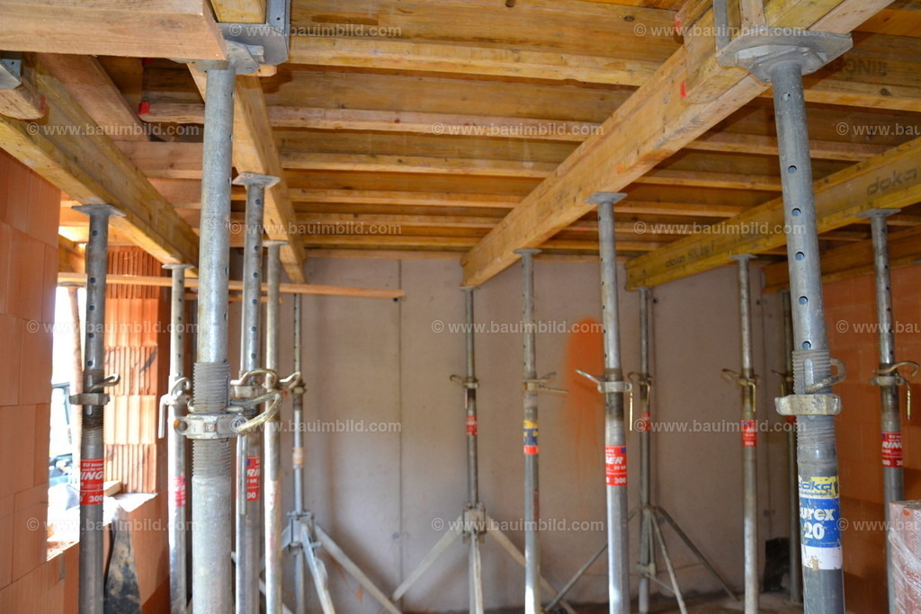 Unterstellung Betondecke | Schalung für Ortbetondecke, unterstellt mit Deckenstützen und Holzträgern 