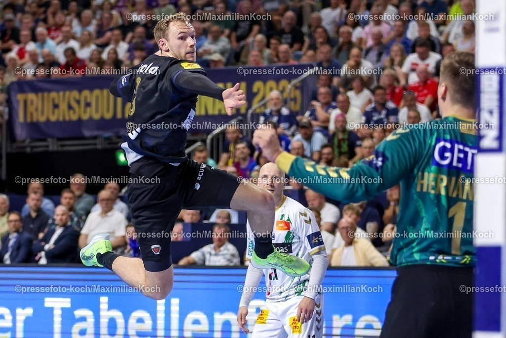 KoeEHF15062502074 | 15.06.2025, Handball, Finale TruckScout24 EHF FINAL4, LANXESS arena Köln, Füchse Berlin - SC Magdeburg: Mathias Gidsel  (Fuechse Berlin #19) wirft auf das Tor von Torhüter Sergey Hernandez (Magdeburg #01) 