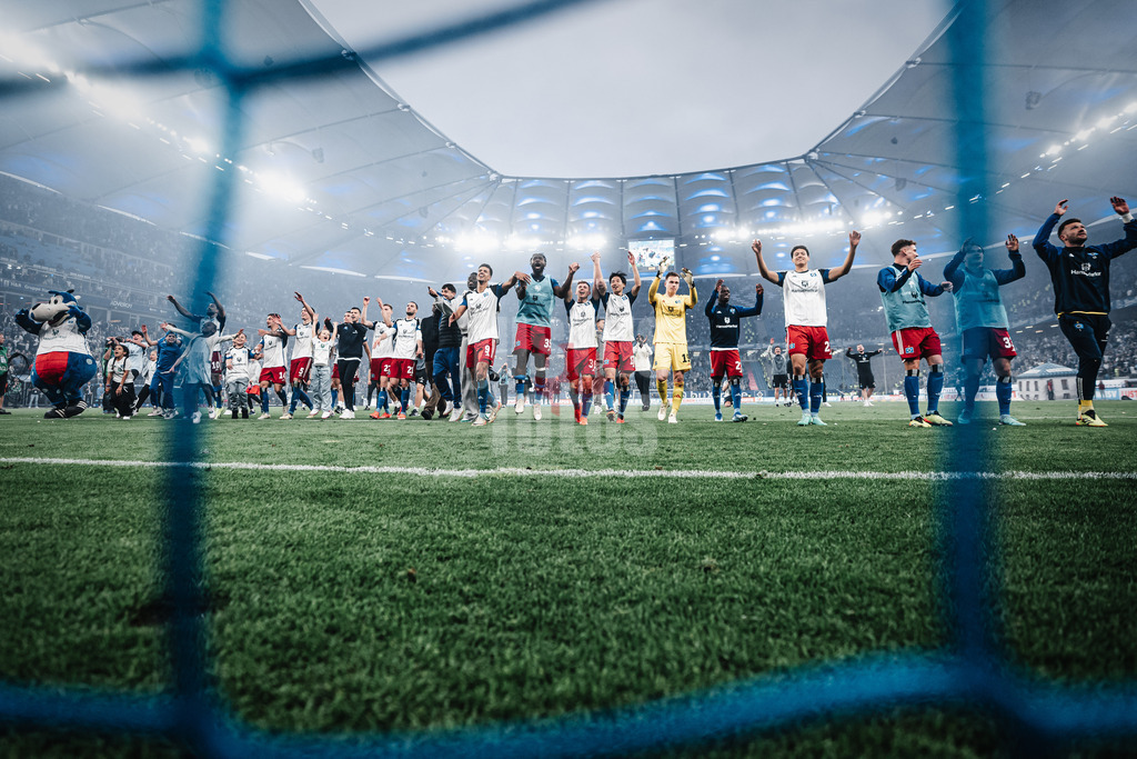 Fußball | Männer | Saison 2023/2024 | 2. Fußball-Bundesliga | 32. Spieltag | Hamburger SV vs. FC St. Pauli  | 03.05.2024 | Der HSV feiert mit den Fans