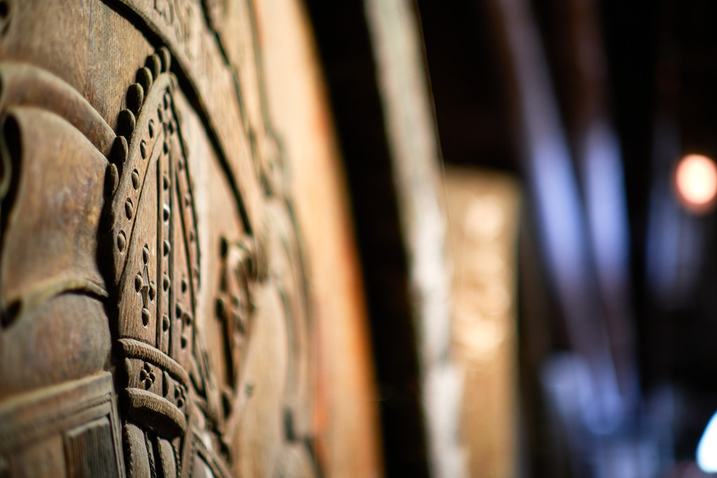 Stift Klosterneuburg | Niederösterreich, Austria - August 31, 2021; Stift Klosterneuburg; Detail eines alten Holzfasses. - Realisiert mit Pictrs.com