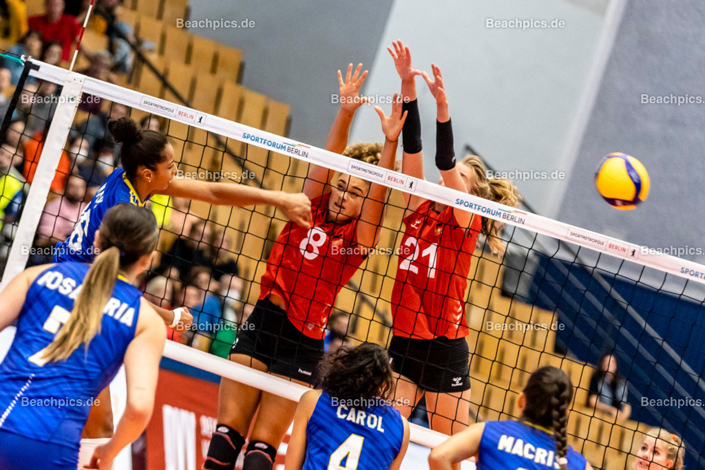 2022-00063326-Testspiel-Deutschland-Brasilien | Angriff Kiss NASCIMENTO #16 BRA gegen Block Kimberly DREWNIOK #8 (Diagonal) GER und Camilla WEITZEL #21 (Mittelblock) GER, 17.09.2022; Berlin Foto: Gerold Rebsch - www.beachpics.de
