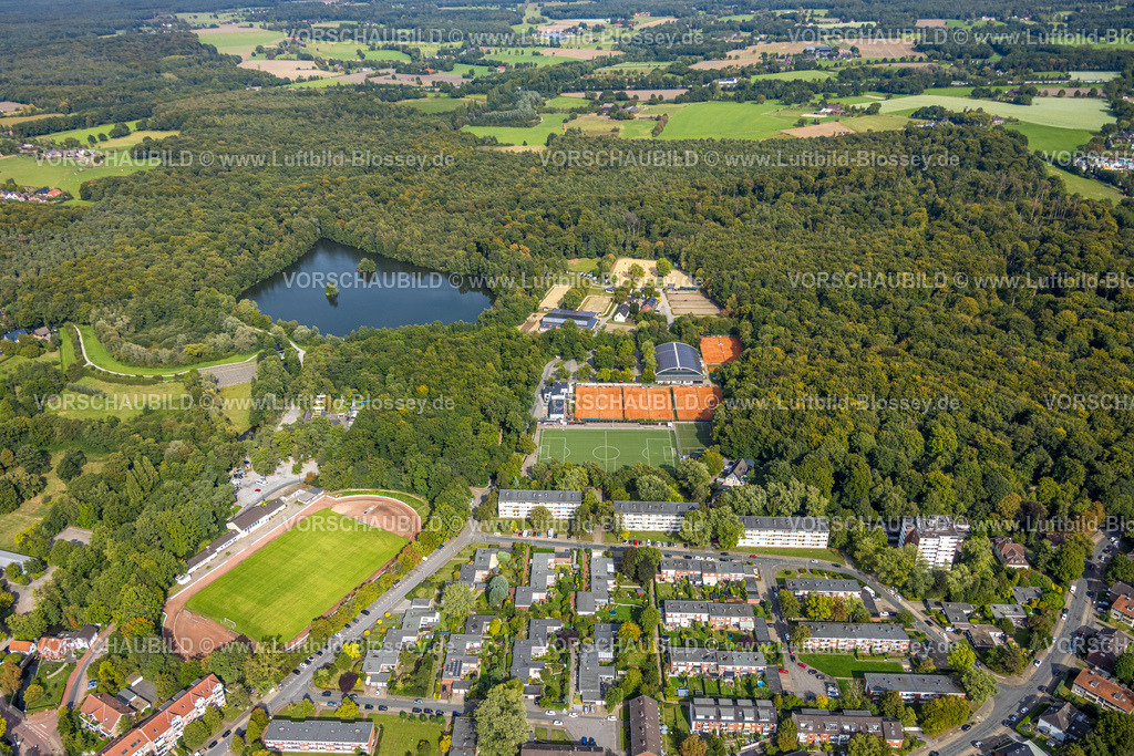 Dinslaken250904059 | Luftbild, Fußballstadion Am Freibad TV Jahn Hiesfeld, Rotbachsee im Wald, Tennisplätze und Anlage Reitverein und Fahrverein 1946 e.V., Wohnsiedlung an der Dorfstraße, Hiesfeld, Dinslaken, Ruhrgebiet, Nordrhein-Westfalen, Deutschland