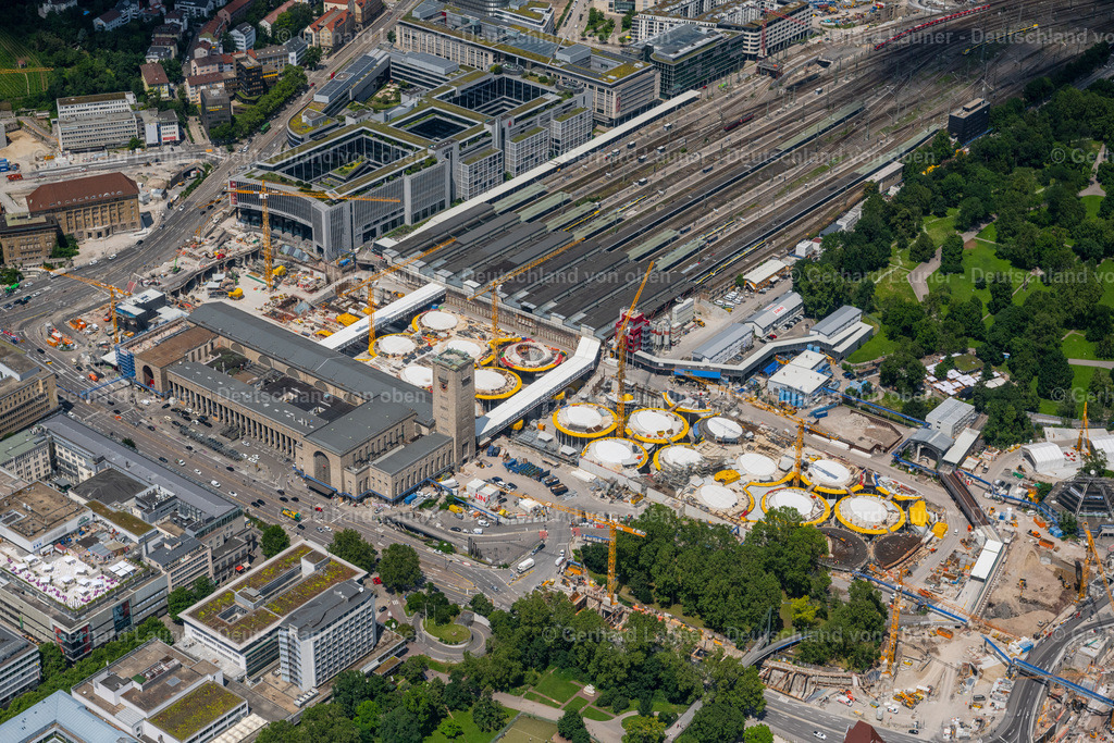 4046431 | STUTTGART 19.07.2021 Bauarbeiten zum Verkehrs- und Städtebauprojekt " Stuttgart 21 " in Stuttgart im Bundesland Baden-Württemberg. Weiterführende Informationen bei: DB Netz AG,  Deutsche Bahn AG,  Ed. Züblin AG,  GODEL-BETON GmbH,  HTG Ingenieurbüro für Bauwesen GmbH,  SÜLZLE Stahlpartner GmbH,  Vössing Ingenieurgesellschaft mbH,  ingenhoven architects. // Building of the main station of the railway and construction site for the development project "Stuttgart 21" in Stuttgart in the state of Baden-Wurttemberg. Further information at: DB Netz AG,  Deutsche Bahn AG,  Ed. Zueblin AG,  GODEL-BETON GmbH,  HTG Ingenieurbuero fuer Bauwesen GmbH,  SUeLZLE Stahlpartner GmbH,  Voessing Ingenieurgesellschaft mbH,  ingenhoven architects. Foto: Gerhard Launer