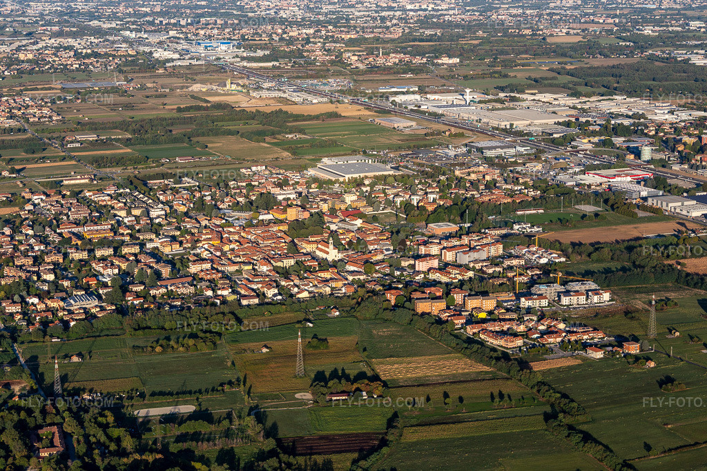 Aerial view: View of the town in Cambiago in the state Lombardy, Italy. – Photo: IMG_134513.jpg taken on 09/19/2022 by Werner Riehm/FLY-FOTO.com – Resolution of the original: 5320 x 3546 px