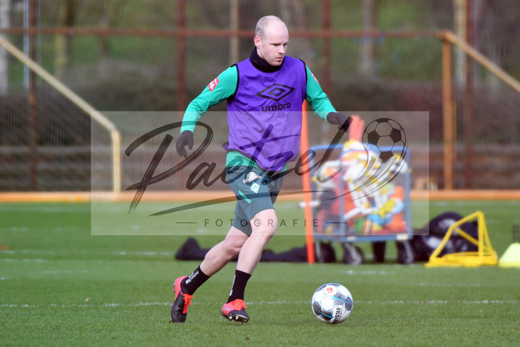 20200212_TRASVW_0027 | Fussball, Herren: Davy Klaassen (Werder Bremen) in Aktion, am Ball, Einzelaktion waehrend der Trainingseinheit des SV Werder Bremen auf dem wohninvest Weserstadion Trainingsplatz am 12.02.2020 in Bremen, Deutschland. - Realisiert mit Pictrs.com