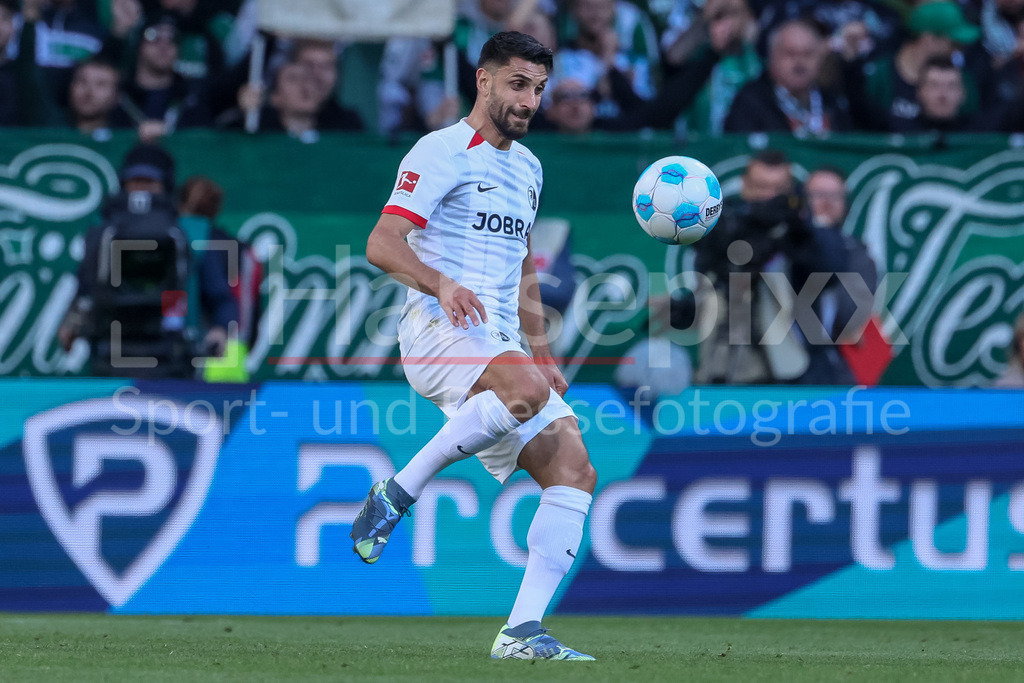 Fussball, Bundesliga, SV Werder Bremen - SC Freiburg | v.li.: Vincenzo Grifo (SC Freiburg, 32) am Ball, Freisteller, Einzelbild, Ganzkörper, Aktion, Action, Spielszene, DIE DFL-RICHTLINIEN UNTERSAGEN JEGLICHE NUTZUNG VON FOTOS ALS SEQUENZBILDER UND/ODER VIDEOÄHNLICHE FOTOSTRECKEN. DFL REGULATIONS PROHIBIT ANY USE OF PHOTOGRAPHS AS IMAGE SEQUENCES AND/OR QUASI-VIDEO.