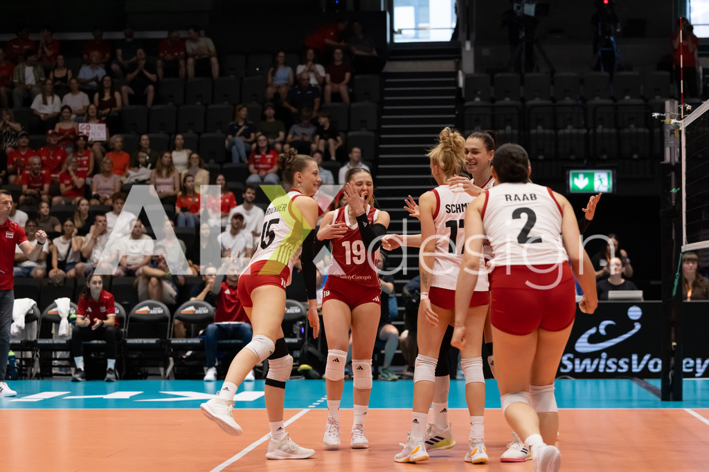 Austria v Switzerland - CEV European League Women | KRIENS, SWITZERLAND - JUNE 14: MARIE KRISTIN BRUCKNER, EVA STABENTHEINER, DANA SCHMITand CARMEN RAAB of Austria celebrating during the CEV European League match between Austria and Switzerland at Pilatus Arena on June 14, 2026 in Kriens, Switzerland. - Realisiert mit Pictrs.com