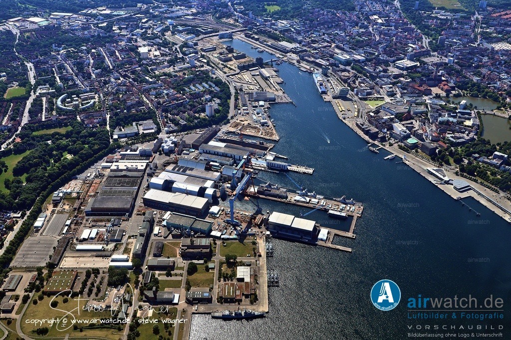 Luftbild Kiel Hafen - Kriegszeit und Neuanfang | Kriegszeit und Neuanfang - Im Zweiten Weltkrieg war Kiel aufgrund seiner Werftkapazitäten, insbesondere für den U-Boot-Bau, ein vorrangiges Ziel alliierter Luftangriffe. 