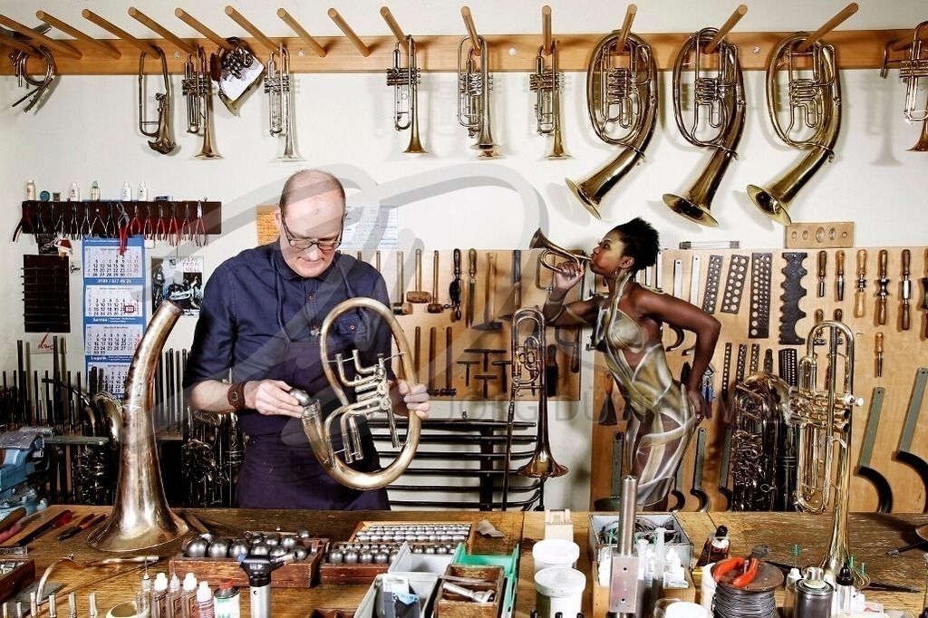 WorkingArt-INSTRUMENTENMACHER_6263 | #002 | Modell: Clémentine | Berufler: Detlef (Fa. Armin Werner) | Foto: Tschiponnique Skupin - Realisiert mit Pictrs.com