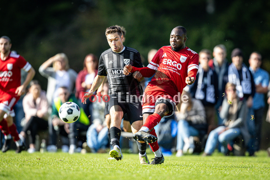 SV Polling gegen SV Untermenzing | Fußball Herren Bezirksliga Oberbayern Süd 2025/26 13. Spieltag, SV Polling gegen SV Untermenzing, 20251012,Zweikampf, 2025-10-12 in Polling (Sportplatz Polling), Tobias NIEDERLEITNER (SV Polling 7), Abdou TCHAGODOMOU (SV Untermenzing 28), Copyright: WolfgangxLindner www.foto-lindner.de