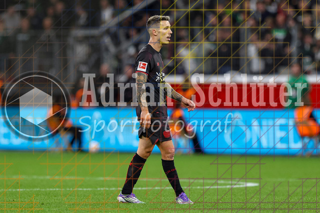 Bayer 04 Leverkusen vs Borussia Mönchengladbach - Bundesliga  | Leverkusen, Deutschland, 21.09.25:   Alejandro Grimaldo (Bayer 04 Leverkusen) schaut waehrend des Spiels der Bundesliga zwischen  Bayer 04 Leverkusen vs Borussia Mönchengladbach in der BayArena(Foto von Brauer-Fotoagentur / Adrian Schlueter)