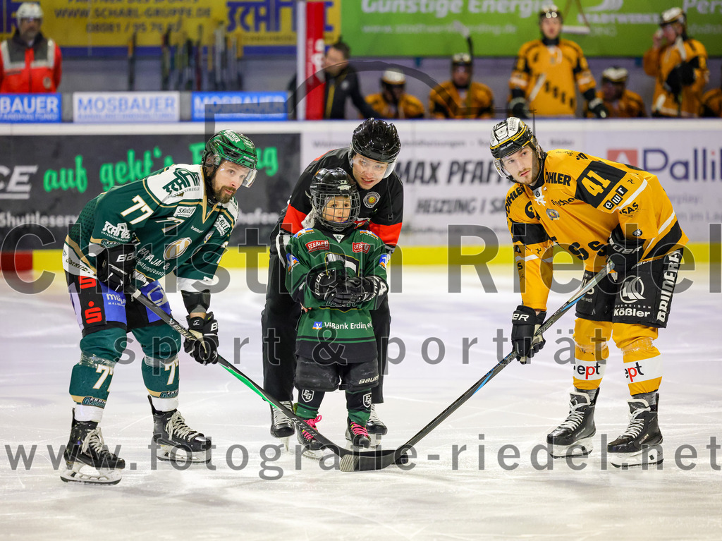 2026-02-27_039_TSV_Erding_gegen_EV_Fuessen | Erding, Deutschland, 27.02.2026:Eishockey, Oberliga Süd 2025 / 2026, 51. Spieltag, TSV Erding gegen EV Füssen, Endergebnis: 2:4Philipp Michl (Erding Gladiators, #77), Marek Slavik (EV Füssen, #41)Foto: Christian Riedel / fotografie-riedel.net
