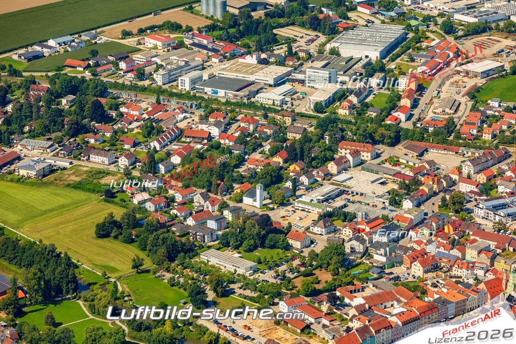 Luftaufnahme der Stadt Vilsbiburg - Die Luftaufnahme wurde 2025 vom UL-Flugzeug heraus erstellt ( keine Drohne ) - Hochauflösende Luftaufnahme - für professionelle Ausdrucke geeignet. Die Geschenkidee !Mit Lizenz und Bildrechte bestellbar