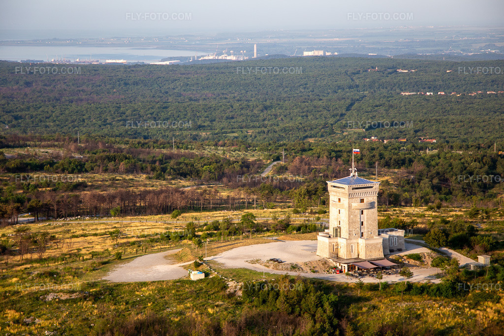 Aerial view: Cerje watchtower on the hill chain / Drevored hvaležnosti in the district Lokvica in Miren-Kostanjevica in the state Slovenia, Slovenia. – Photo: IMG_137569.jpg taken on 07/16/2023 by Werner Riehm/FLY-FOTO.com – Resolution of the original: 5472 x 3648 px