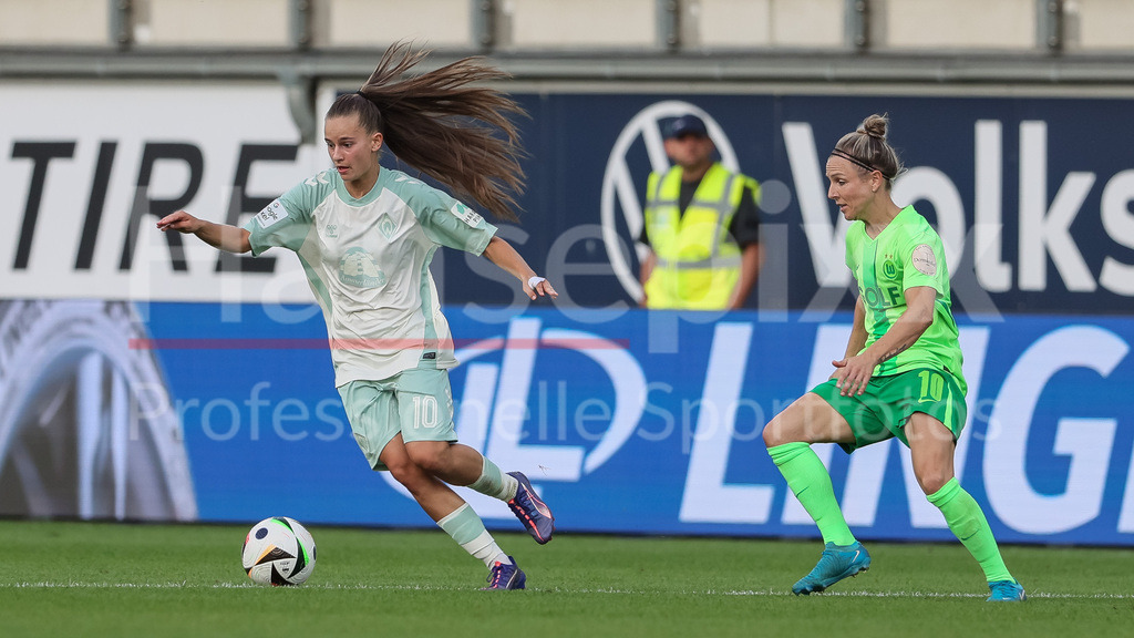 Fussball, Google Pixel Frauen-Bundesliga, VfL Wolfsburg - SV Werder Bremen | v.li.: Tuana Mahmoud (SV Werder Bremen, 10) und Svenja Huth (VfL Wolfsburg, 10) im Zweikampf, Duell, Dynamik, Aktion, Action, Spielszene, DIE DFB-RICHTLINIEN UNTERSAGEN JEGLICHE NUTZUNG VON FOTOS ALS SEQUENZBILDER UND/ODER VIDEOÄHNLICHE FOTOSTRECKEN. DFB REGULATIONS PROHIBIT ANY USE OF PHOTOGRAPHS AS IMAGE SEQUENCES AND/OR QUASI-VIDEO.