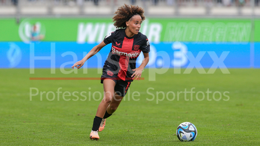 Fussball, Google Pixel Frauen-Bundesliga, VfL Wolfsburg - Bayer 04 Leverkusen | v.li.: Amira Arfaoui (Bayer 04 Leverkusen, 17) Freisteller, Einzelbild, Ganzkörper, Aktion, Action, Spielszene, DIE DFB-RICHTLINIEN UNTERSAGEN JEGLICHE NUTZUNG VON FOTOS ALS SEQUENZBILDER UND/ODER VIDEOÄHNLICHE FOTOSTRECKEN. DFB REGULATIONS PROHIBIT ANY USE OF PHOTOGRAPHS AS IMAGE SEQUENCES AND/OR QUASI-VIDEO.