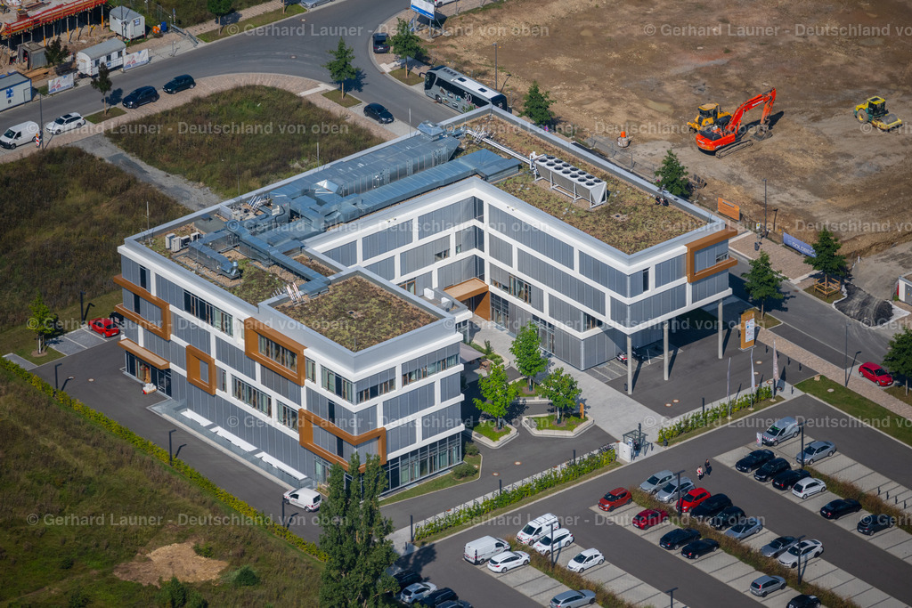 4050638 | WüRZBURG 01.09.2021 Bürogebäude des Verwaltungs- und Geschäftshauses " Skyline Hill " an der Leightonstraße - John-Skilton-Straße im Ortsteil Frauenland in Würzburg im Bundesland Bayern, Deutschland. Weiterführende Informationen bei: PROMAIL LOGISTICS GmbH,  Würzburger Versorgungs- und Verkehrs-GmbH. // Office building " Skyline Hill " in the district Frauenland in Wuerzburg in the state Bavaria, Germany. Further information at: PROMAIL LOGISTICS GmbH,  Wuerzburger Versorgungs- und Verkehrs-GmbH. Foto: Gerhard Launer