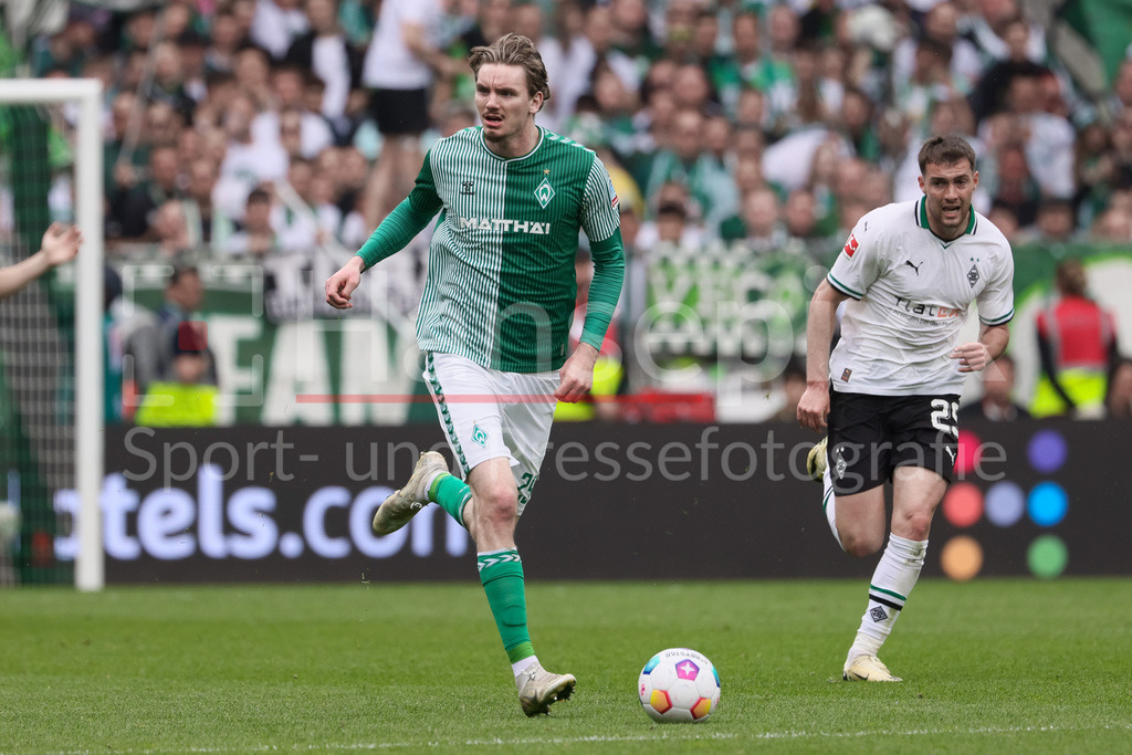 Fussball, Bundesliga, SV Werder Bremen - Borussia Mönchengladbach | v.li.: Nick Woltemade (SV Werder Bremen, 29) am Ball, Einzelbild, Ganzkörper, Aktion, Action, Spielszene, DIE DFL-RICHTLINIEN UNTERSAGEN JEGLICHE NUTZUNG VON FOTOS ALS SEQUENZBILDER UND/ODER VIDEOÄHNLICHE FOTOSTRECKEN. DFL REGULATIONS PROHIBIT ANY USE OF PHOTOGRAPHS AS IMAGE SEQUENCES AND/OR QUASI-VIDEO.