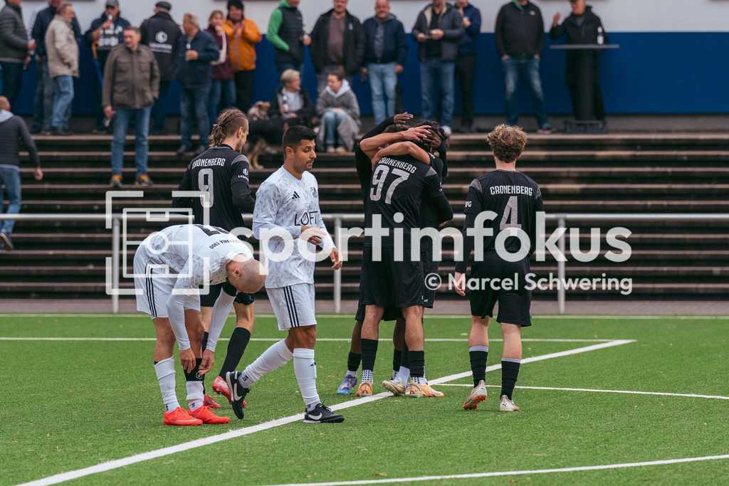 SSV Germania Wuppertal – Cronenberger SC | Mohamed Bouaasria (97, Cronenberger SC) beim Torjubel nach dem 0:2. Bezirksliga Niederrhein, Gruppe 2: SSV Germania Wuppertal gegen Cronenberger SC, Wuppertal, 11.10.2026. Endstand: 1:4. sportimfokus / Marcel Schwering - Realisiert mit Pictrs.com